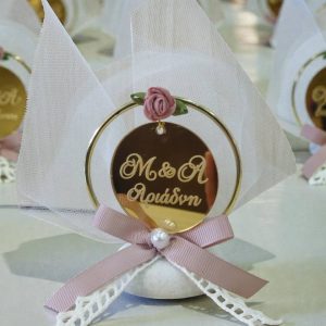 Μπομπονιέρα γάμου βότσαλο με plexiglass με μονογράμματα SA24-15